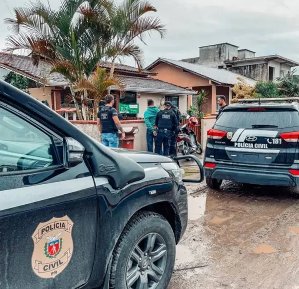 Imagem colorida de prisão de homem suspeito de cometer estupro virtual no Paraná - Metrópoles