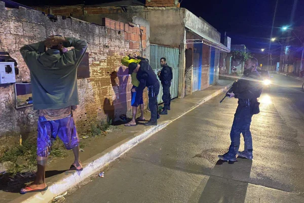 policiais realizam abordagem contra suspeitos de crimes