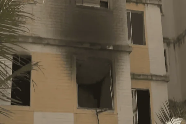 Imagem colorida de apartamento atingido por incêndio, em Campinas, interior de SP - Metrópoles