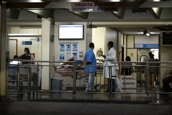 Entrada de hospital público no DF - Metrópoles