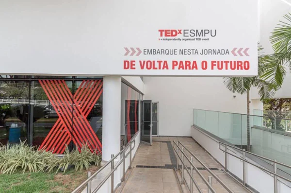 Foto colorida da entrada do evento TEDx na ESPMU - Metrópoles