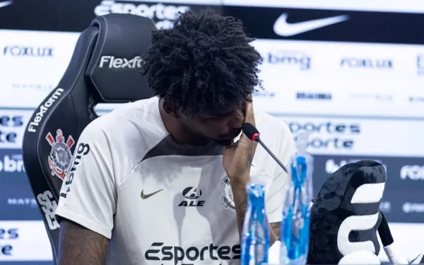 Foto colorida de Hugo Souza, goleiro do Corinthians, em coletiva de imprensa - Metrópoles