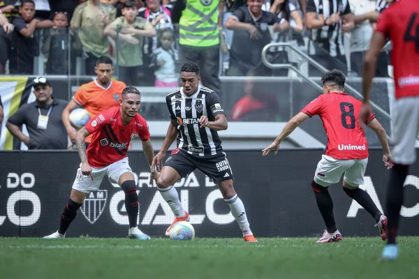 Imagem colorida da partida entre Atlético-MG e Atlético-GO - Metrópoles