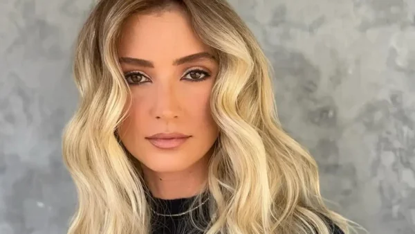 mulher loira maquiada