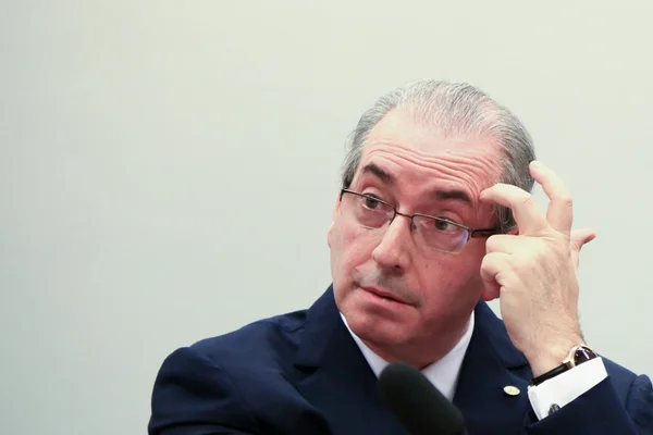 Adversários pedem vista e adiam votação de parecer pró-Cunha na CCJ