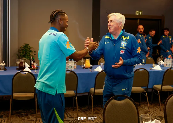 Foto colorida de Ancelotti com jogadores da Seleção Brasileira - Metrópoles