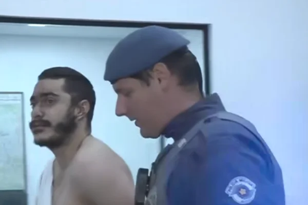 Imagem colorida de preso suspeito por matar advogado esfaqueado. Metrópoles