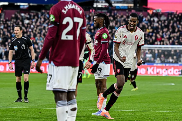 Isak comemorando gol do Liverpool sobre o West Ham