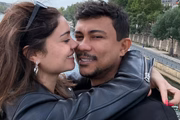 Xamã e Sophie Charlotte trocam carinhos para foto