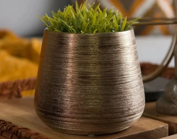 Vaso de cerâmica círculo acobreado. Na <a href="https://www.etna.com.br" target="_blank">Etna</a> de R$ 49,90 por R$ 24,99 Vaso de cerâmica círculo acobreado. Na <a href="https://www.etna.com.br" target="_blank">Etna</a> de R$ 49,90 por R$ 24,99