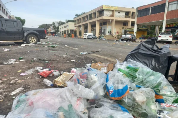 Quadra comercial da Asa Norte fecha para limpeza após festa pró-Lula