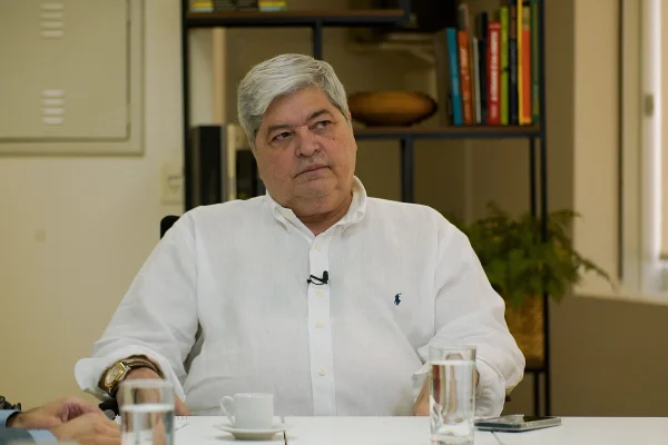 Foto colorida de José Luiz Datena, de cabelo branco e camisa branca - Metrópoles