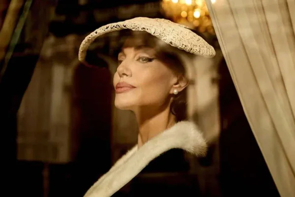Foto colorida de Angelina Jolie como Maria Callas - Metrópoles