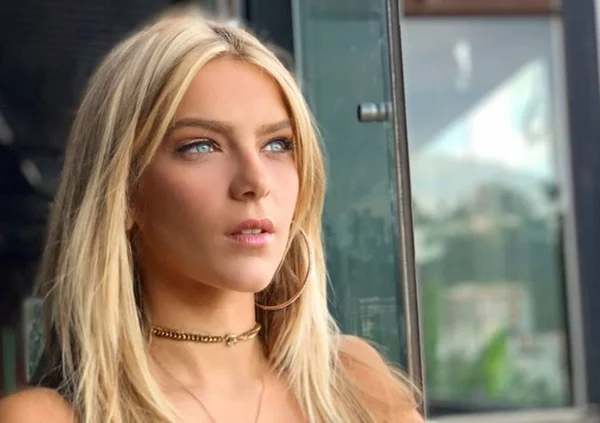 Parabéns para Isabella Santoni com carro de som acaba em briga com vizinha