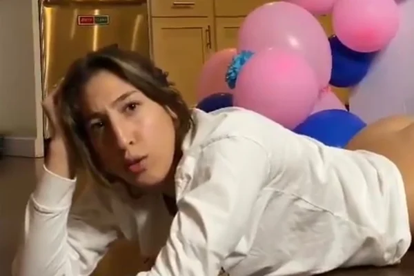 Vídeo. Mulher solta pum para revelar sexo do bebê e bomba na web