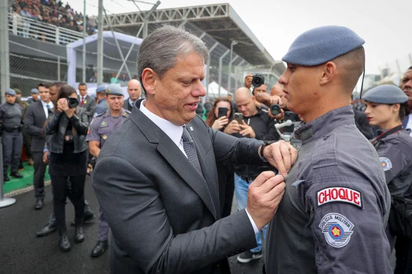 Tarcísio faz samba-enredo para enaltecer policiais no Carnaval de SP