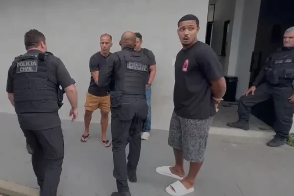 Polícia conduz jogador DVD à delegacia após buscas no vestiário do Vasco