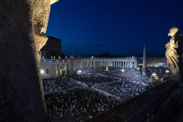Público acompanha a o começo do conclave para eleger um novo papa - Metrópoles