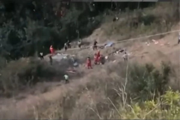 Foto colorida de bombeiros durante resgate de vítimas de acidente de ônibus - Metrópoles