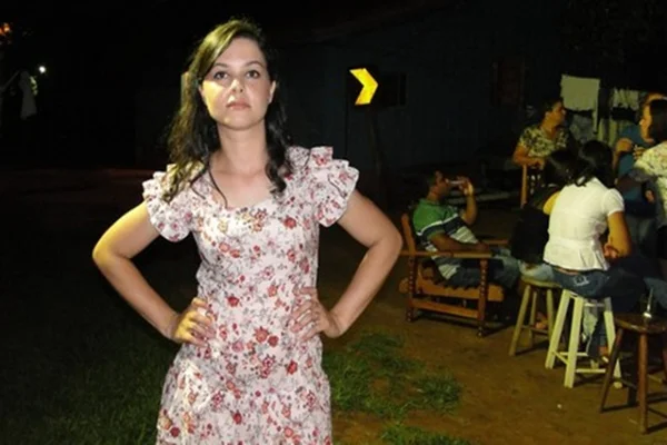 Mulher é encontrada morta e presa em cama com cadeados