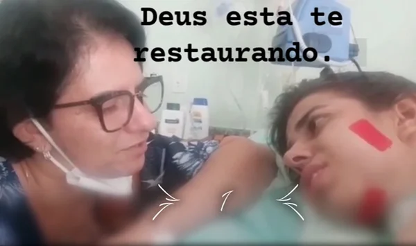 Adriana Medeiros (a esquerda) conta sobre as netas para a filha Thais Medeiros (a direita) que cheirou pimenta - Metrópoles