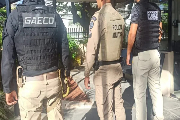 Bahia: operação investiga policiais que venderiam fuzis pelo WhatsApp