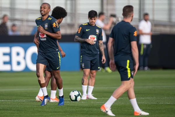 Seleção treina completa em Porto Alegre antes de jogo com o Paraguai