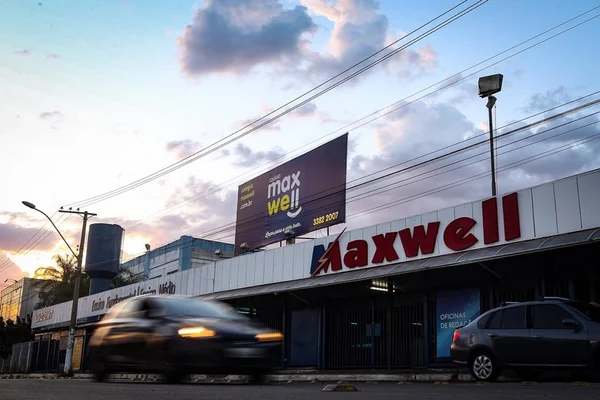 De assédio a estrutura, Maxwell tem problemas além do financeiro