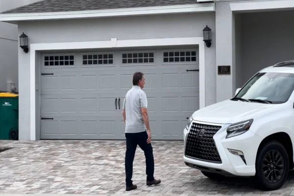 Após um mês, Bolsonaro deixa casa de José Aldo em Orlando