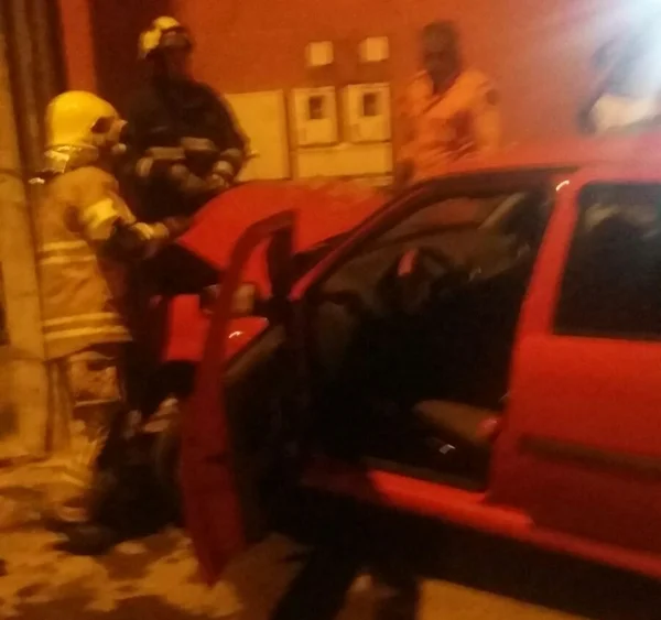 Após perseguição, suspeitos colidem com poste e são presos com carro roubado no Paranoá
