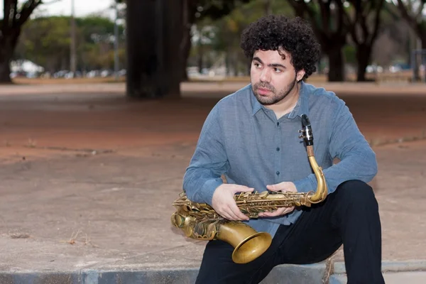 Bruno Patrício, do Natiruts, entra para roda de choro no Sesc 504 Sul