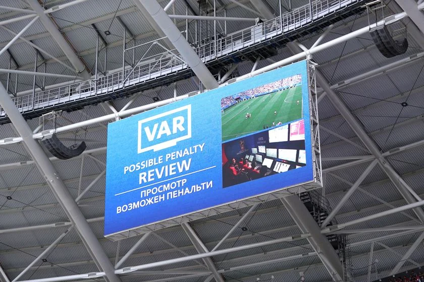 Telão no estádio mostra a revisão do VAR Telão no estádio mostra a revisão do VAR