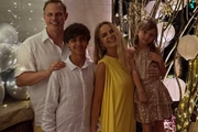 Eliana, o marido e os filhos posam juntos e sorridentes
