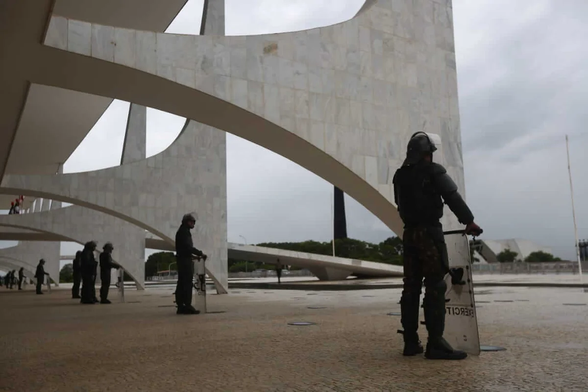 Soldados do exército se posicionam na frente do Palácio do Planalto Soldados do exército se posicionam na frente do Palácio do Planalto