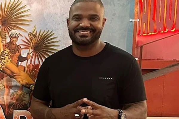 Arlindinho usa blusa preta - Metrópoles