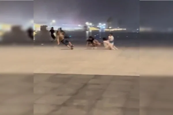Imagem colorida de Tufão na China faz criança voar e arrasta pessoas veja vídeo