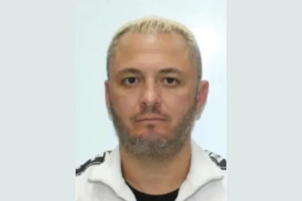 Homem branco, com princcípio de calvície e barba grisalha - Metrópoles