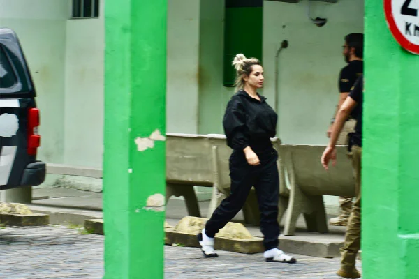 Foto colorida Deolane chegando no IML com a mãe
