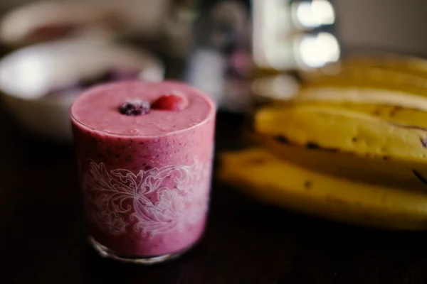 Smoothie prático de frutas vermelhas para o café da manhã ou lanche