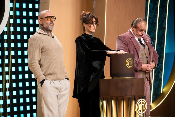 Imagem colorida mostra Erick Jacquin, Helena Rizzo e Henrique Fogaça no MasterChef - Metrópoles