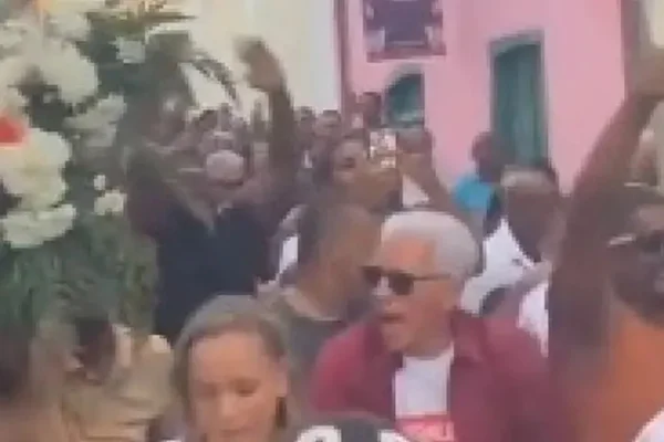 Velório vira de rua em Cachoeira - Metrópoles