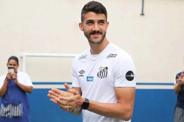 Gustavo Henrique faz exames e assina pré-contrato com Flamengo