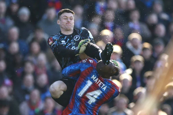 Imagem colorida de lance que tirou atacante do jogo entre Crystal Palace e Milwall- Metrópoles