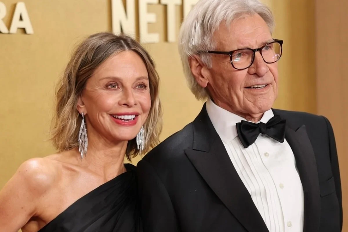 Harrison Ford e Calista Flockhart posam durante evento da Netflix Harrison Ford e Calista Flockhart posam durante evento da Netflix