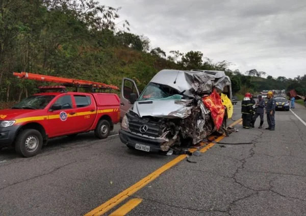 Acidente com van que saiu de Brasília deixa seis mortos na BR-381