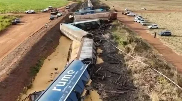 imagem colorida trem descarrilado araraquara