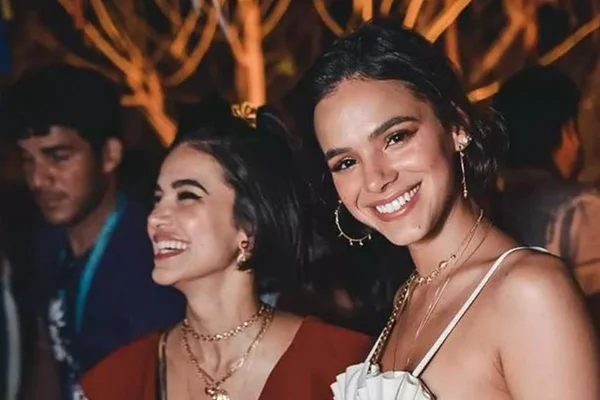 Bruna Marquezine se atraca em beijos com irmão de Gio Ewbank