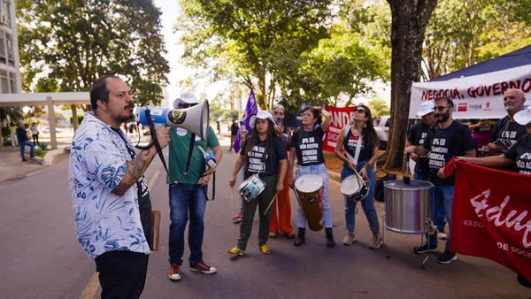 Docentes protestam contra proposta de reajuste salarial - Metrópoles