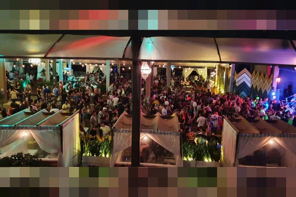 Pessoas sem aglomeram sem máscara no Laguna Gastrobar