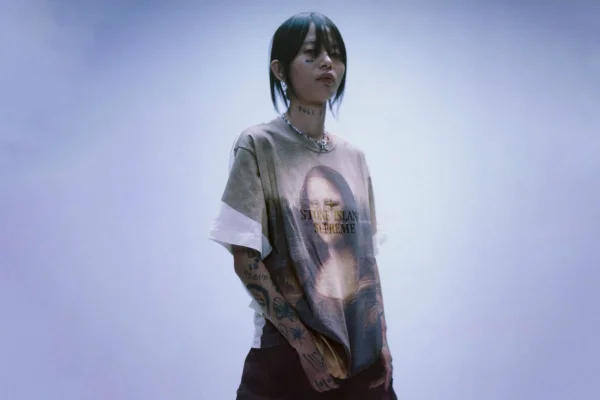 Campanha com camiseta que tem o quadro de Mona Lisa na estampa
